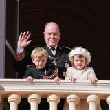 Es ist das erste Mal, dass Prinz Jacques und Prinzessin Gabriella den Nationalfeiertag in Monaco ohne ihre Mutter Fürstin Charlène erleben. Die Frau von Fürst Albert befindet sich derzeit in einer Klinik, wie der Monarch in einem Interview erklärte. Doch die Kinder haben eine besondere Geste vorbereitet ...