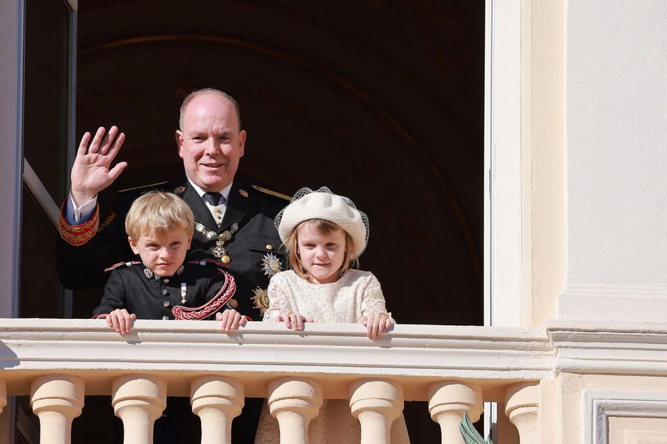 Es ist das erste Mal, dass Prinz Jacques und Prinzessin Gabriella den Nationalfeiertag in Monaco ohne ihre Mutter Fürstin Charlène erleben. Die Frau von Fürst Albert befindet sich derzeit in einer Klinik, wie der Monarch in einem Interview erklärte. Doch die Kinder haben eine besondere Geste vorbereitet ... Es ist das erste Mal, dass Prinz Jacques und Prinzessin Gabriella den Nationalfeiertag in Monaco ohne ihre Mutter Fürstin Charlène erleben. Die Frau von Fürst Albert befindet sich derzeit in einer Klinik, wie der Monarch in einem Interview erklärte. Doch die Kinder haben eine besondere Geste vorbereitet ...