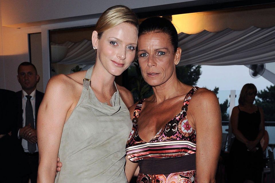 Fürstin Charlène: Arm in Arm: Charlène und Stéphanie 2010 bei einer Charity-Gala in Monte-Carlo. Arm in Arm: Charlène und Stéphanie 2010 bei einer Charity-Gala in Monte-Carlo.