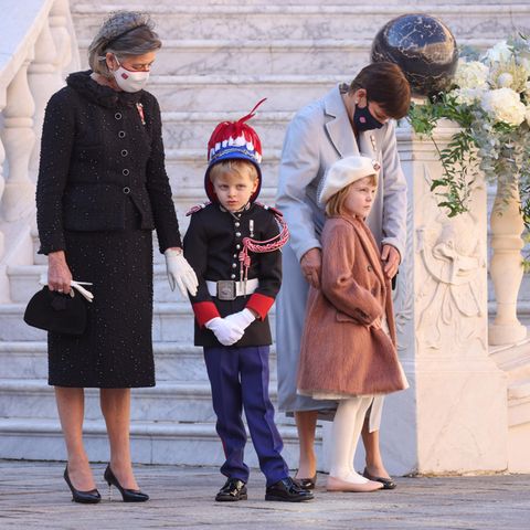 Bewegende Szenen: Alberts Schwestern Prinzessin Caroline (re.) und Stéphanie von Monaco (li.) kümmern sich an Monacos Nationalfeiertag am 19. November liebevoll um die Kinder Prinz Jacques und Prinzessin Gabriella.