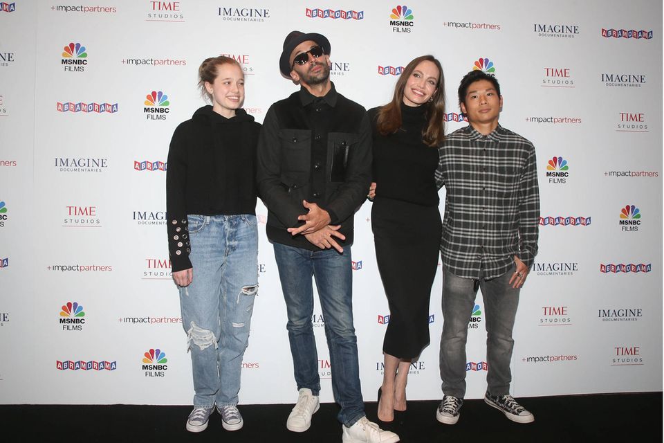 Angelina Jolie: V.l.n.r.: Shiloh Jolie-Pitt, Angelina Jolie und Pax Jolie-Pitt – hier mit dem französischen Fotografen und Streetart-Künstlers JR – haben sich allesamt für legere Outfits entschieden. V.l.n.r.: Shiloh Jolie-Pitt, Angelina Jolie und Pax Jolie-Pitt – hier mit dem französischen Fotografen und Streetart-Künstlers JR – haben sich allesamt für legere Outfits entschieden.