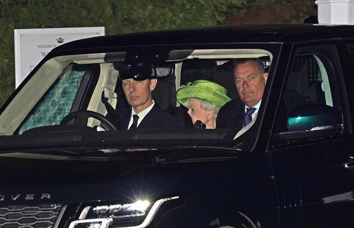 Queen Elizabeth besucht die Taufe ihrer Urenkel August und Lucas