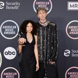 Ohne seine Freundin Megan Fox, dafür aber mit seiner ebenso bezaubernden Tochter Casie besucht Machine Gun Kelly im stylischen Kettenhemd-Look die AMAs 2021. Es fällt auf: Die kleine Casie ist ganz schön erwachsen geworden ...