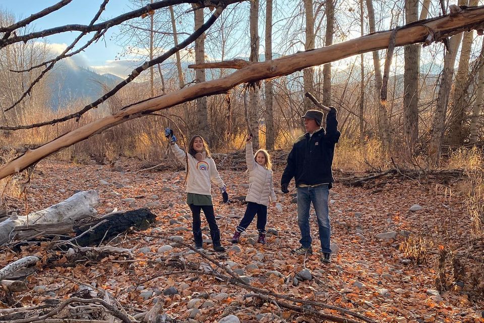 Familie: Bruce Willis mit Töchtern und Emma im Wald