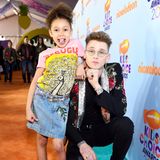 Bei ihrem gemeinsamen Besuch der Kids' Choice Awards 2017 musste Papa Machine Gun Kelly noch auf die Knie gehen, damit sich Töchterchen Casie Colson Baker lässig auf seine Schulter lehnen kann. Das braucht er aber wohl bald nicht mehr.