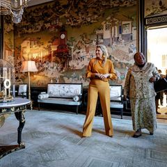 Für den Besuch der südafrikanischen Aussenministerin Naledi Pandor auf Schloss Huis ten Bosch in Den Haag hat sich Königin Máxima einen herbstlich schönen Look mit Seidenbluse ausgesucht, der perfekt zum royalen Interieur passt.