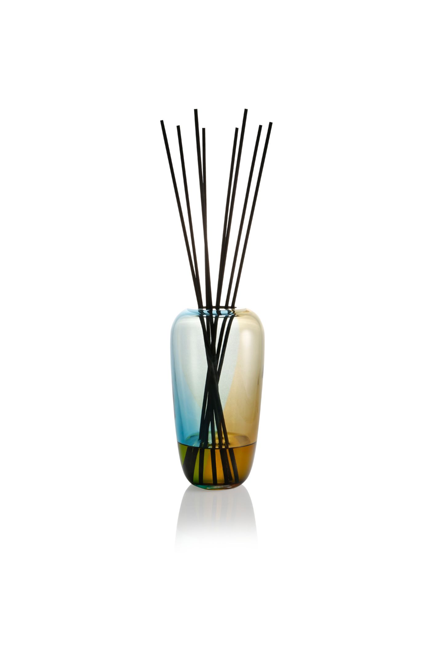 Schön und für immer: Die Vasen sind mundgeblasene Unikate von Cornelius Reér und können mit Duftölen und -stäbchen aller Art kombiniert werden. Diffusor Primary von Rebado, ca. 125 Euro.