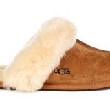 Socken waren gestern! Wir verschenken jetzt kuschelige Slipper, die man selbst zum Schlafen anbehalten möchte. Von UGG, ca. 100 Euro.