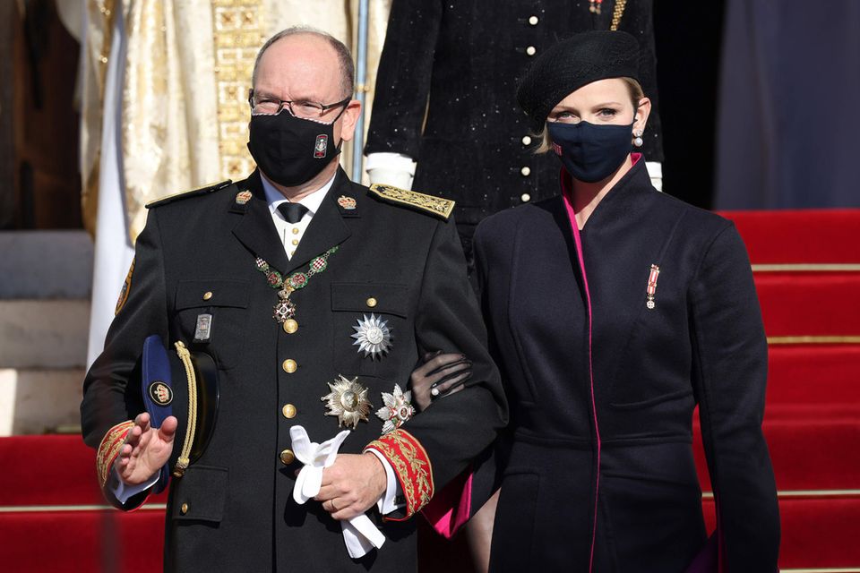 Fürstin Charlène: Fürst Albert und Fürstin Charlène am Nationalfeiertag, 19. November 2020, in Monte-Carlo – den sie ein Jahr später aus gesundheitlichen Gründen absagen musste. Es sollte einer ihrer vorerst letzten Auftritte im Namen des Fürstentums sein. Fürst Albert und Fürstin Charlène am Nationalfeiertag, 19. November 2020, in Monte-Carlo – den sie ein Jahr später aus gesundheitlichen Gründen absagen musste. Es sollte einer ihrer vorerst letzten Auftritte im Namen des Fürstentums sein.