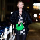 Elsa Hosk spaziert zu später Stunde durch New York City. Auf den Straßen von Manhattan wäre sie in ihrem schwarzen-weißen Outfit fast untergegangen. Doch nicht mit Elsa! Mit ihrer Handtasche von Bottega Veneta bringt sie im wahrsten Sinne des Wortes Licht ins Dunkel und demonstriert, wie man einen stylischen Auftritt hinlegt.