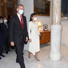 Das spanische Königspaar nimmt kurz nach der Landung in Stockholm direkt seinen ersten Termin wahr. Für den Empfang in der spanischen Botschaft hat sich Königin Letizia für ein traumhaft cremefarbenes Kleid entschieden.