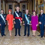 Kurz nach der Begrüßung vor dem Schloss gibt es direkt das erste royale Großereignis. Denn nicht nur Königin Silvia und König Carl Gustaf nehmen Königin Letizia und Königin Felipe in Empfang. Auch ihre Kinder Prinz Carl Philip mit Prinzessin Sofia (li.) und Prinzessin Victoria mit Prinz Daniel (re.) sind gekommen.