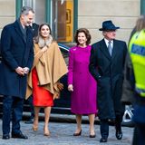 Bei anschließenden Spaziergang durch die Stockholmer Innenstadt haben amüsieren sich König Felipe und Königin Letizia mit Königin Silvia. König Carl Gustaf schaut etwas skeptisch …