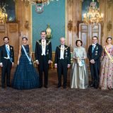 Am Abend versammeln sich Königin Letizia, König Felipe und die Schweden Royals zum Fototermin anlässlich des Staatsbanketts im Stockholmer Königspalast. Hier versuchen noch alle ernst zu bleiben.