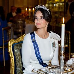 Prinzessin Sofia trägt beim Staatsbesuch der spanischen Royals die "Palmette"-Tiara. Ein Hochzeitsgeschenk von Königin Silvia und König Carl Gustav. Das Diadem ist angeblich mit Steinen aus einer Halskette von Königin Silvia gefertigt. 