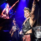 Miley Cyrus - "Flora Gorgeous Gardenia" von Gucci  Mit diesem blumigen Duft von Jasmin und Birnenblüten-Noten bezaubert die Sängerin nicht nur bei ihren Performances auf der Bühne