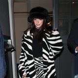 Emily Ratajkowski legt beim "Shameless!"-Festival in London mal wieder einen Auftritt der Extraklasse hin. Im Ensemble mit Zebra-Print und roten Stiefeln sieht sie so cool aus, das muss ihr erstmal jemand nachmachen. Nur der Fischerhut aus Fake Fur ist dann doch zu viel des Guten ...