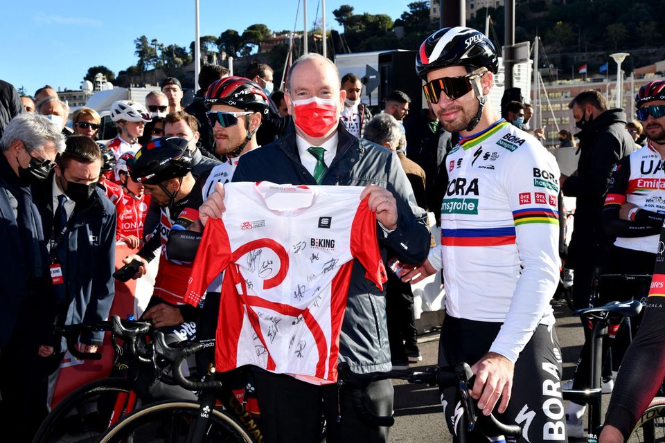 Fürst Albert beim "Beking Monaco" Radrennen am 28. November 2021.