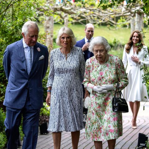 Prinz Charles, Herzogin Camilla, Queen Elizabeth und Prinz William und Herzogin Catherine (Hintergrund)