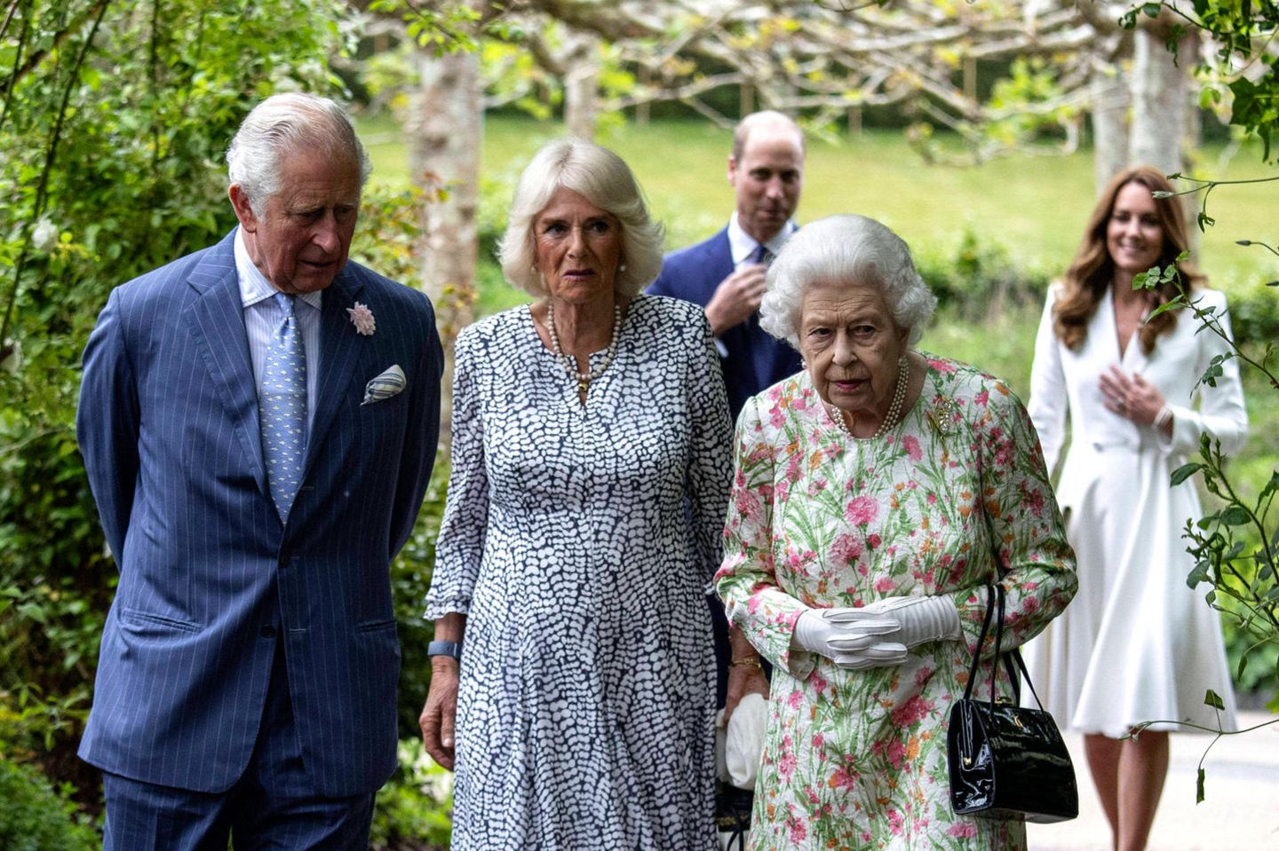 Prinz Charles, Herzogin Camilla, Queen Elizabeth und Prinz William und Herzogin Catherine (Hintergrund)