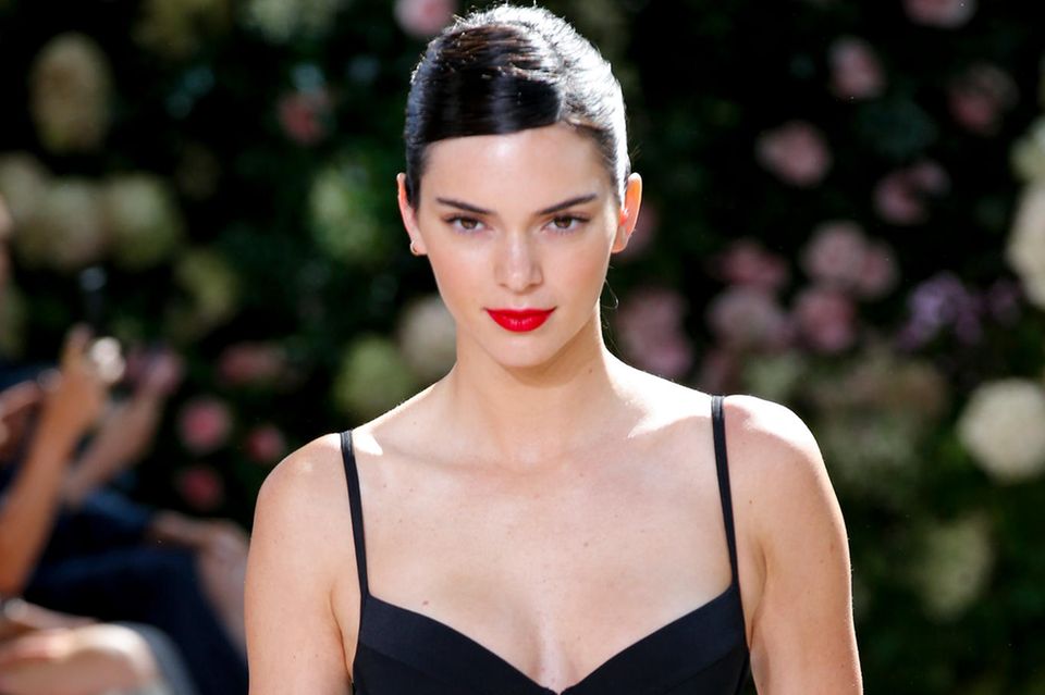 Beauty-Trends 2022: Kendall Jenner mit roten Lippen