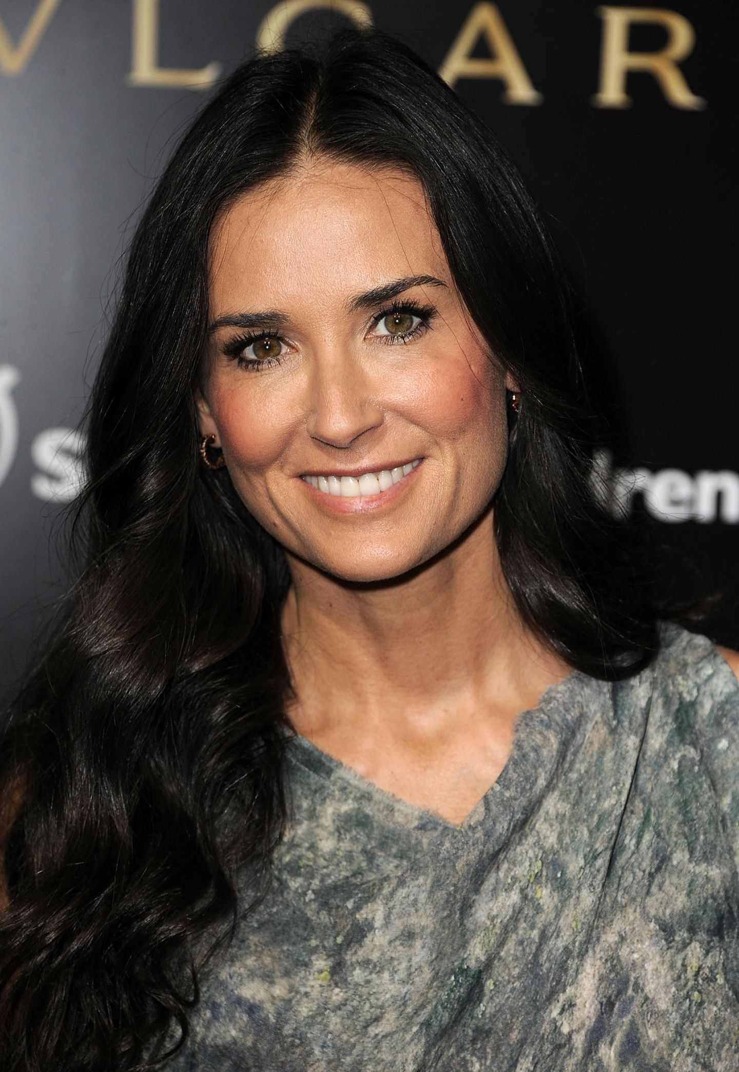 Demi Moore lächelt auf dem Red Carpet für die Fotografen.