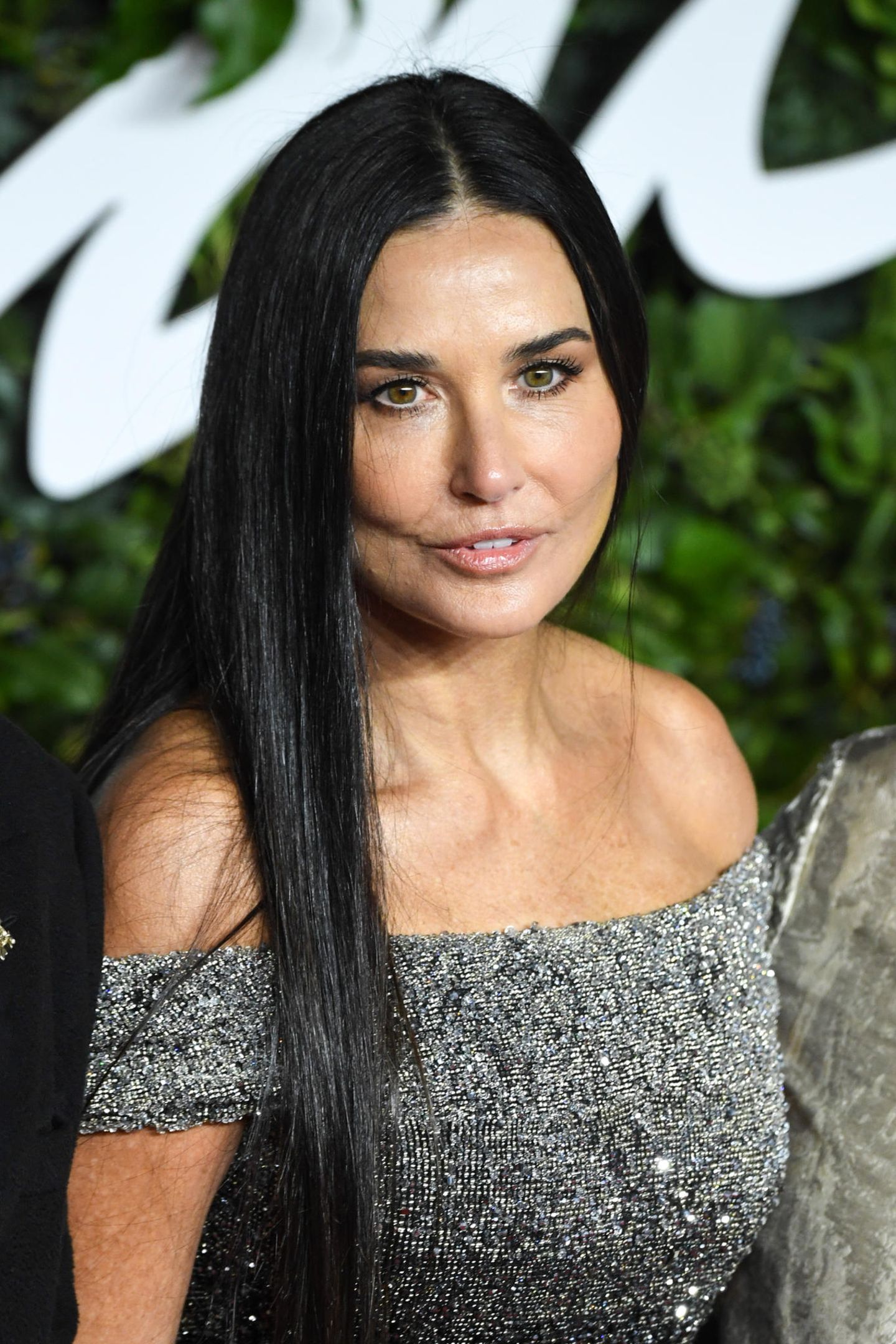 Demi Moore posiert auf dem Red Carpet für die Fotografen.