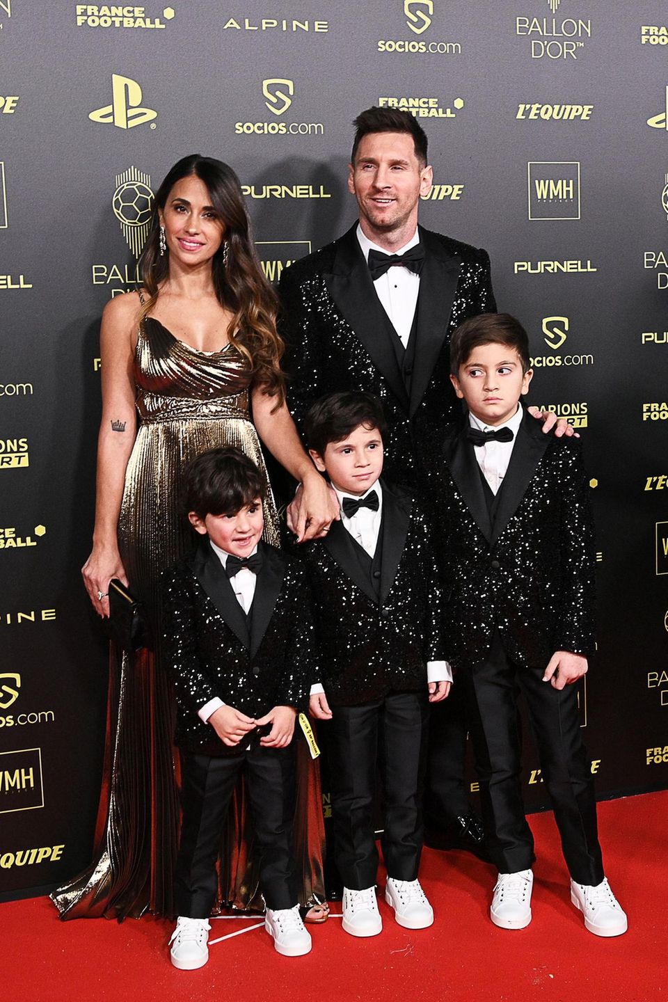 Lionel Messi erscheint mit seiner Familie bei der Preisverleihung "Ballon D'Or". Im süßen Partnerlook mit seinen Söhnen wird der Fußball-Superstar zum Highlight auf dem roten Teppich. Lionel Messi erscheint mit seiner Familie bei der Preisverleihung "Ballon D'Or". Im süßen Partnerlook mit seinen Söhnen wird der Fußball-Superstar zum Highlight auf dem roten Teppich.