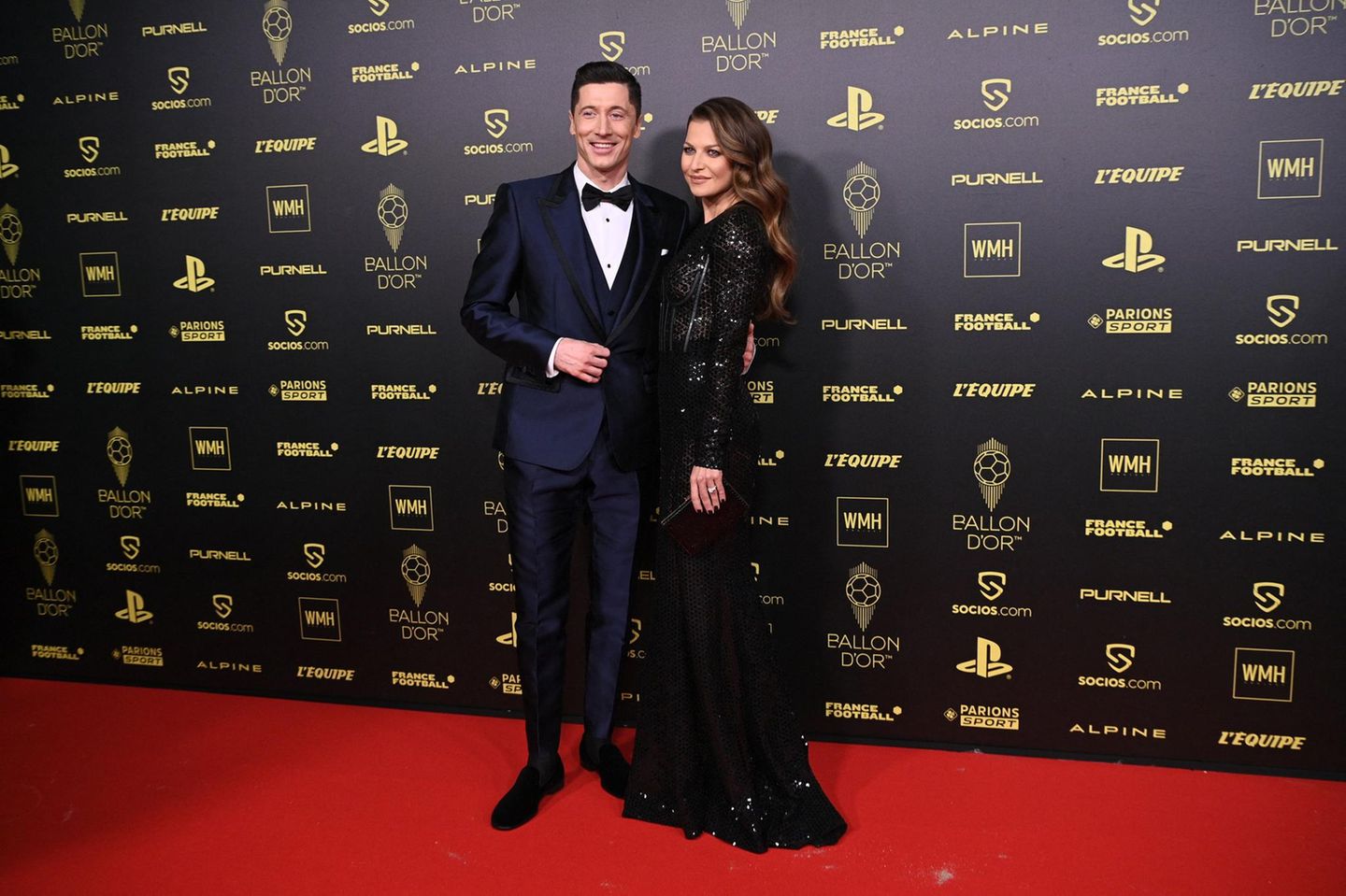 Robert und Anna Lewandowski genießen das Rampenlicht auf dem Red Carpet der "Ballon D'Or"-Preisverleihung. Das Ehepaar scheint sich in ihren glamourösen Outfits sichtlich wohl zu fühlen.