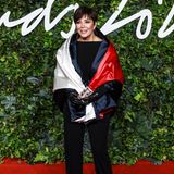 Ohne ihre berühmten Töchter läuft Kris Jenner bei den "British Fashion Awards" über den roten Teppich. Den schlichten schwarzen Look peppt die "Momagerin" mit einer Satin-Stola, Lederhandschuhen und einer Mini Bag in Form eines Geldbündels auf. 