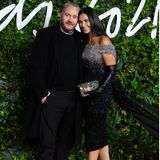 Interessante Kombi: Demi Moore im Midi-Kleid aus Pailletten mit XL-Schleppe von Fendi, dazu trägt die Schauspielerin lange Handschuhe aus Leder. 