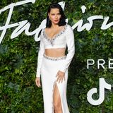 Adriana Lima setzt bei den "British Fashion Awards" auf einen glamourösen Zweiteiler. Obwohl die Rock-Top-Kombi viel Haut zeigt, wirkt das Design von Celia Kritharioti wie ein Wintertraum. Dazu kombiniert das Model Ohrringe aus der "Voltige High Jewelry"-Kollektion von Messika. 