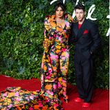 Obwohl Priyanka Chopra und Nick Jonas gemeinsam über den roten Teppich laufen, ist es doch Priyanka, die alle Blicke auf sich zieht. Jumpsuit, Stiefel und Mantel, alles von Designer Richard Quinn, lassen die Schauspielerin in einem Meer aus Blumen baden. 