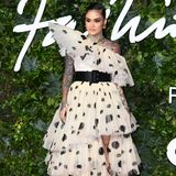Elegantes Tüllkleid trifft auf Street-Art – Sängerin Kehlani wagt einen krassen Stilbruch mit ihrem Kleid von H&M. Das Punkte-Muster beißt sich nicht wie angenommen mit den Tattoos, vielmehr wirken diese wie lange Ärmel des Kleides. 