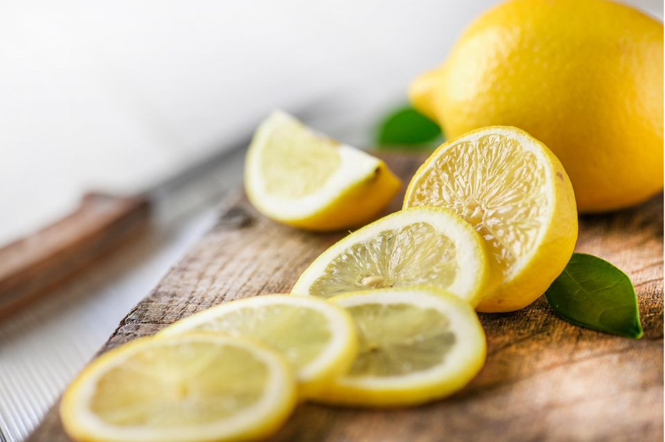 Warum Sie jeden Abend ein paar Scheiben Zitrone neben Ihrem Bett platzieren sollten