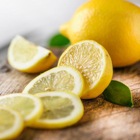 Warum Sie jeden Abend ein paar Scheiben Zitrone neben Ihrem Bett platzieren sollten