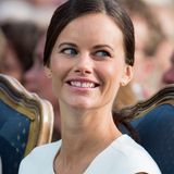 Auch Sofia hat, wie damals Lady Di, alle in ihren Bann gezogen. Geschafft hat sie das in jedem Falle mit ihrer Natürlichkeit! Die Lachfalten lassen sie total sympathisch wirken – und die Lücke zwischen ihren Schneidezähnen erst recht!
