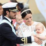 Am 19. April 2016 erblickt ihr erster gemeinsamer Sohn Alexander das Licht der Welt. Getauft wurde er dann einige Monate später auf Schloss Drottningholm. Im traditionellen Spitzenkleidchen ähnelt der Kleine seiner Mama, die zu ihrem weißen Dress einen mit Perlen besetzten Haarreifen trägt. 