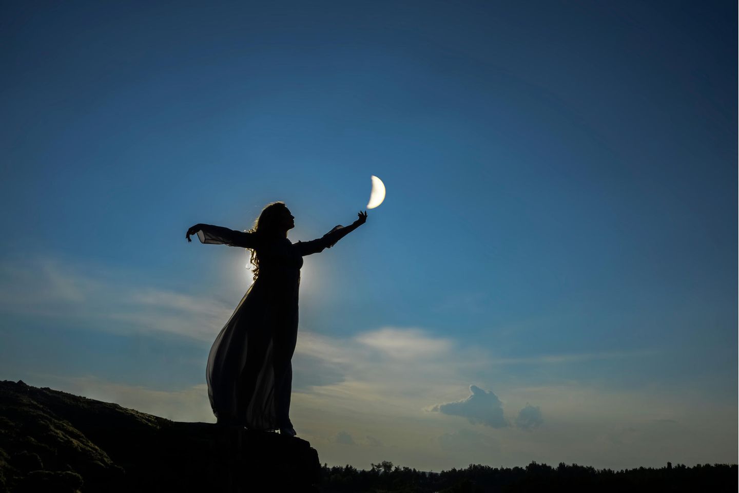 Silhouette einer Frau mit Mondsichel
