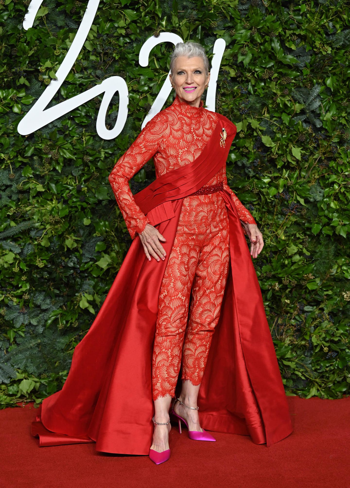 Maye Musk strahlt im roten Power-Suit auf dem Red Carpet