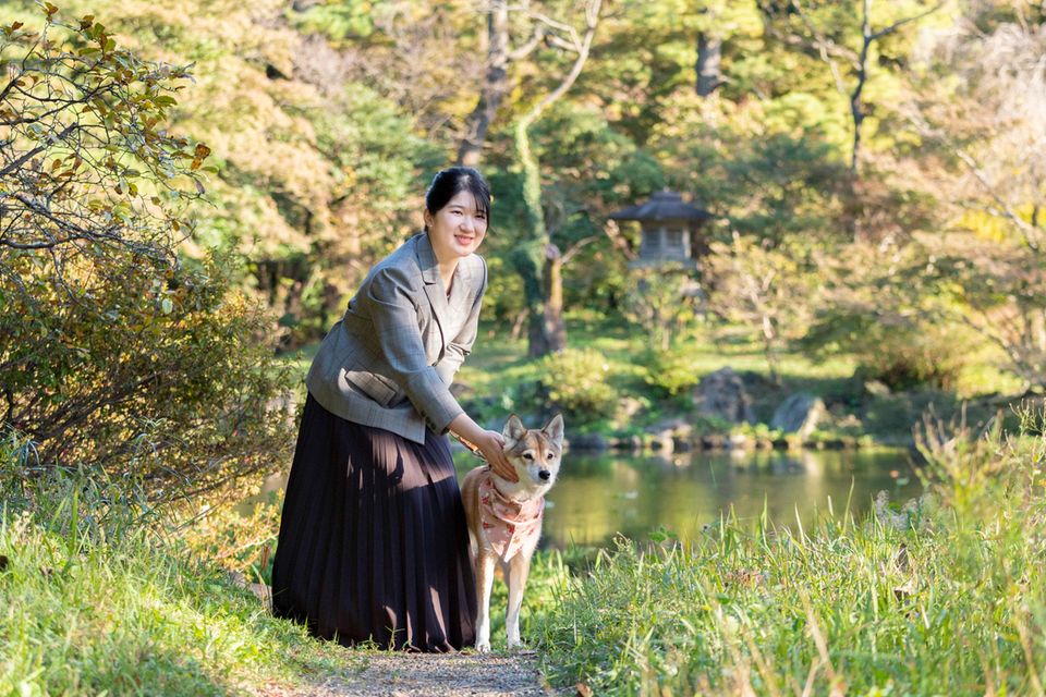 Prinzessin Aiko spaziert mit ihrer Hundedame Yuri am 14. November 2021 durch den Garten der kaiserlichen Residenz im Kaiserpalast in Tokio. Das Foto wurde von der "Imperial Household Agency of Japan" zur Verfügung gestellt.