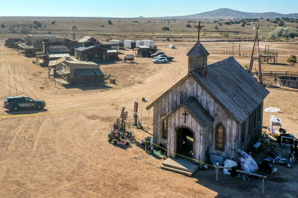Die Bonanza Creek Ranch in Santa Fe, New Mexiko – einen Tag nach dem tödlichen Unfall am "Rust"-Filmset am 21. Oktober 2021.