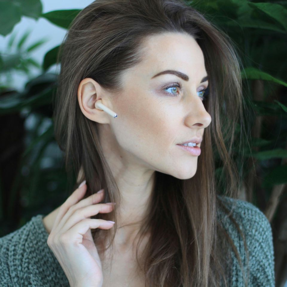 AirPods Alternative: Die besten 7, Frau im Profil mit In-Ear-Kopfhörern