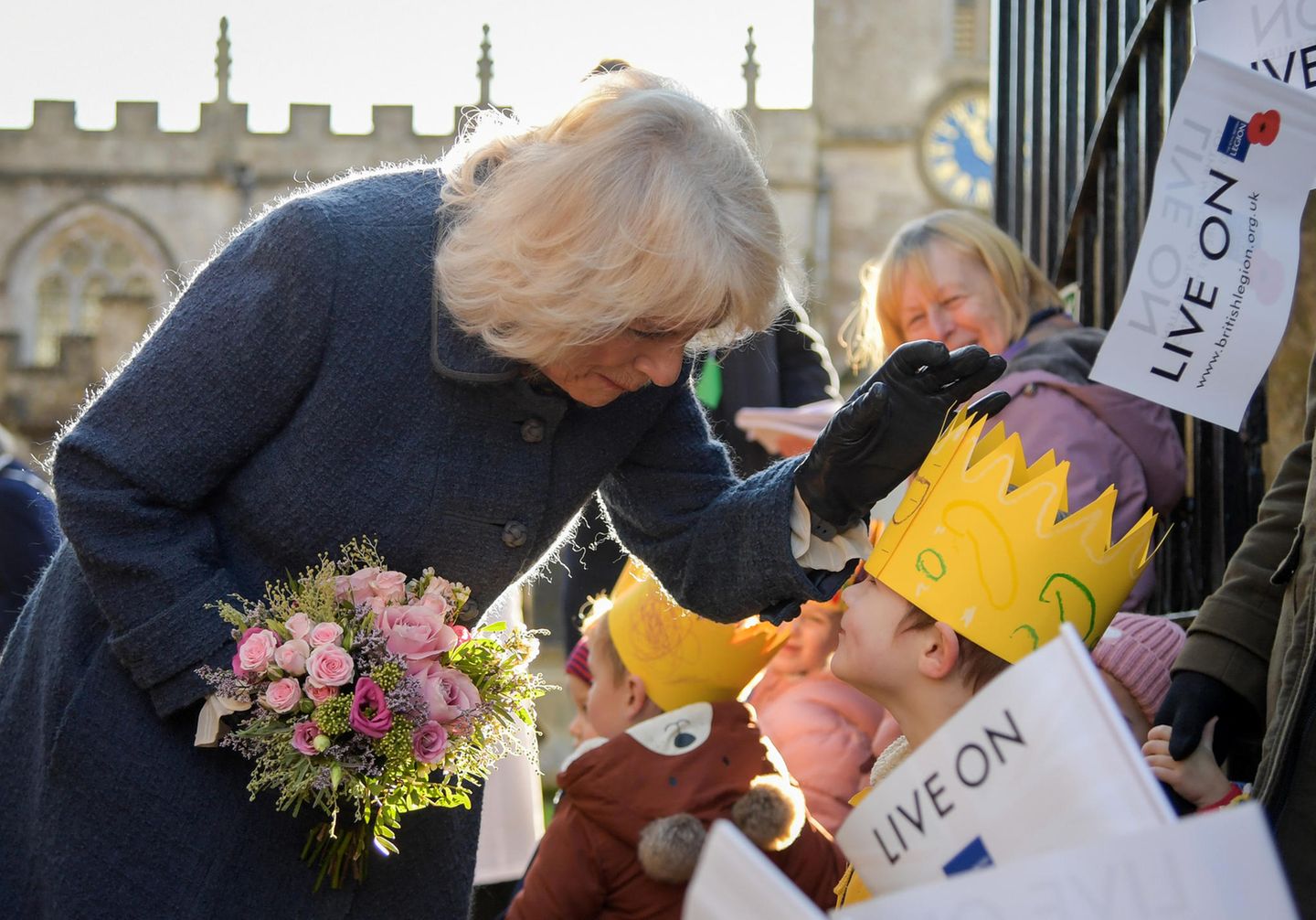 Windsor RTK: Herzogin Camilla begrüßt Kinder bei Termin