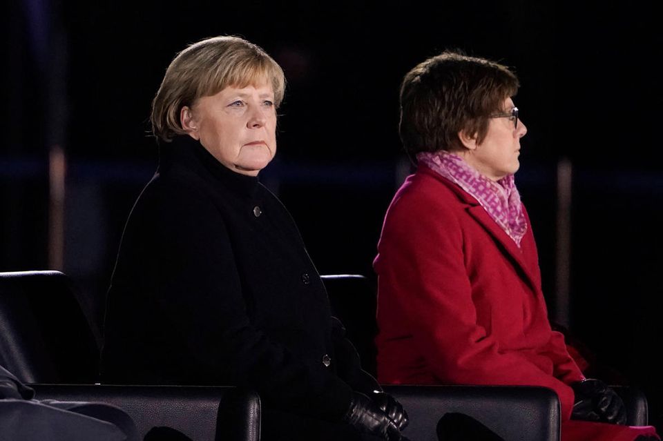 Während Angela Merkels drei Lieblingslieder beim Großen Zapfenstreich gespielt werden, kommen ihr die Tränen.