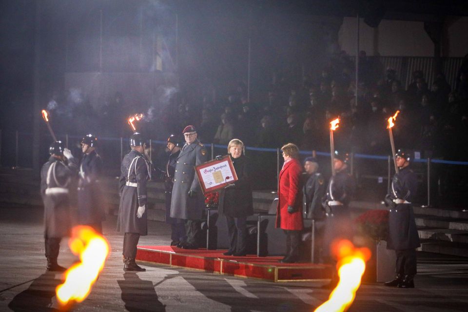 Die Bundeswehr verabschiedet die scheidende Bundeskanzlerin mit dem höchsten militärischem Zeremoniell.
