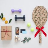 Gutscheine sind eine Notlösung? Nö! Mit Fitnessgutscheinen können Sportsfreund:innen immer etwas anfangen. Die flexible Sport- und Wellnessmitgliedschaft von Urban Sports Club ist von überall nutzbar. Egal ob per Livestream vom heimischen Wohnzimmer, vor Ort im Partnerstudio oder quasi 24/7 von überall per On-demand-Kurs oder im Ausland. Von Aerobic und Spinning bis Zumba, Yoga und Co. – mit dem Fitnessgutschein werden sogar Couchpotatos zu Sportskanonen! Geschenkgutschein von Urban Sports Club, ab 60 Euro.