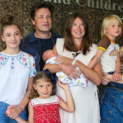 Jamie Oliver und Ehefrau Jools mit ihren fünf Kindern