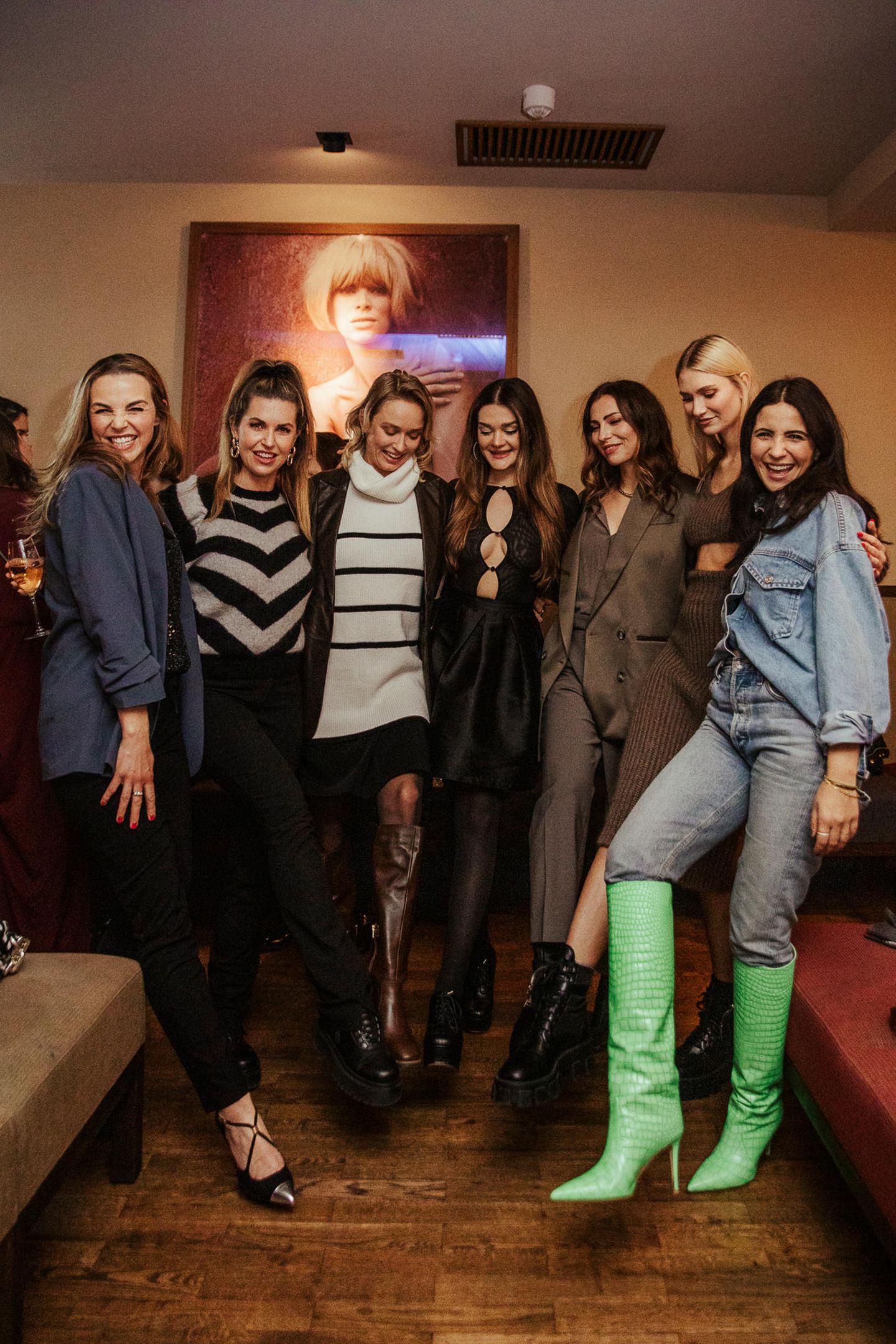 Tolle Stimmung und Schuhvergleiche: Annika Lau, Ines Anioli, Caro Cult, Emily Roberts, Masha Sedgwick, Carolin Niemczyk und Chryssanthi Kavazi genießen das "Frauen30"-Event gemeinsam.