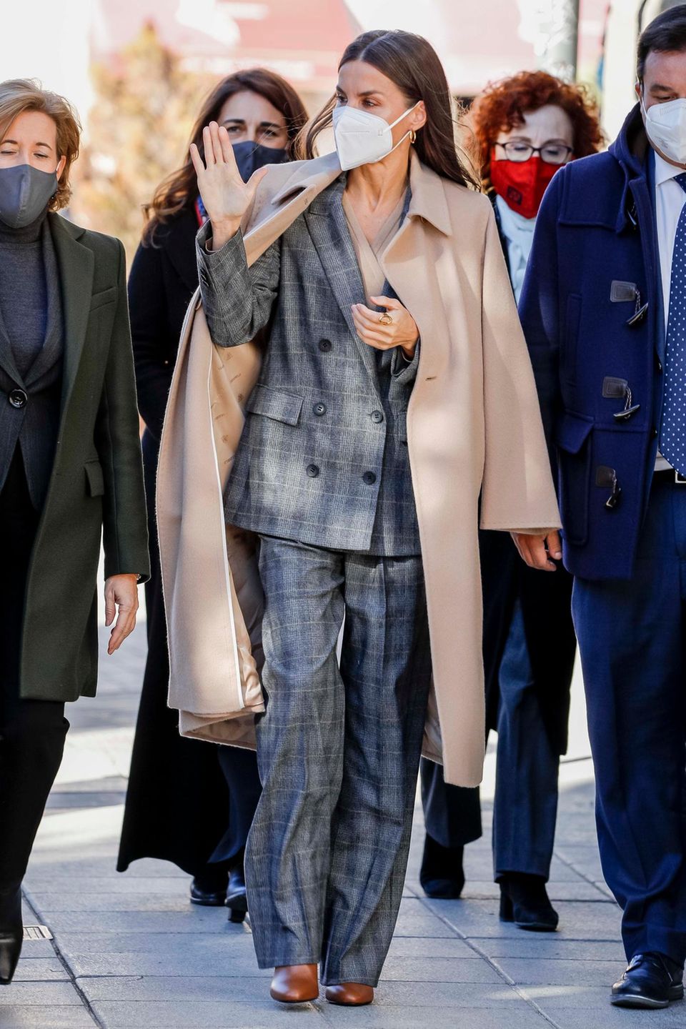 Königin Letizia zeigt sich bei einem Termin in Madrid in einem trendy Zweiteiler. Denn die modebewussten Royals setzen zurzeit auf Karo-Muster. Königin Letizia macht den Trend gleich doppelt mit und kombiniert einen karierten Blazer von Boss zu einer passenden Anzugshose mit eleganter Bügelfalte. Ihren Look rundet sie mit einem camelfarbenen Mantel und braunen Schuhen, ebenfalls von Boss, ab.  